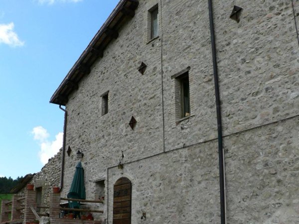 casa indipendente in vendita a Spoleto in zona Baiano