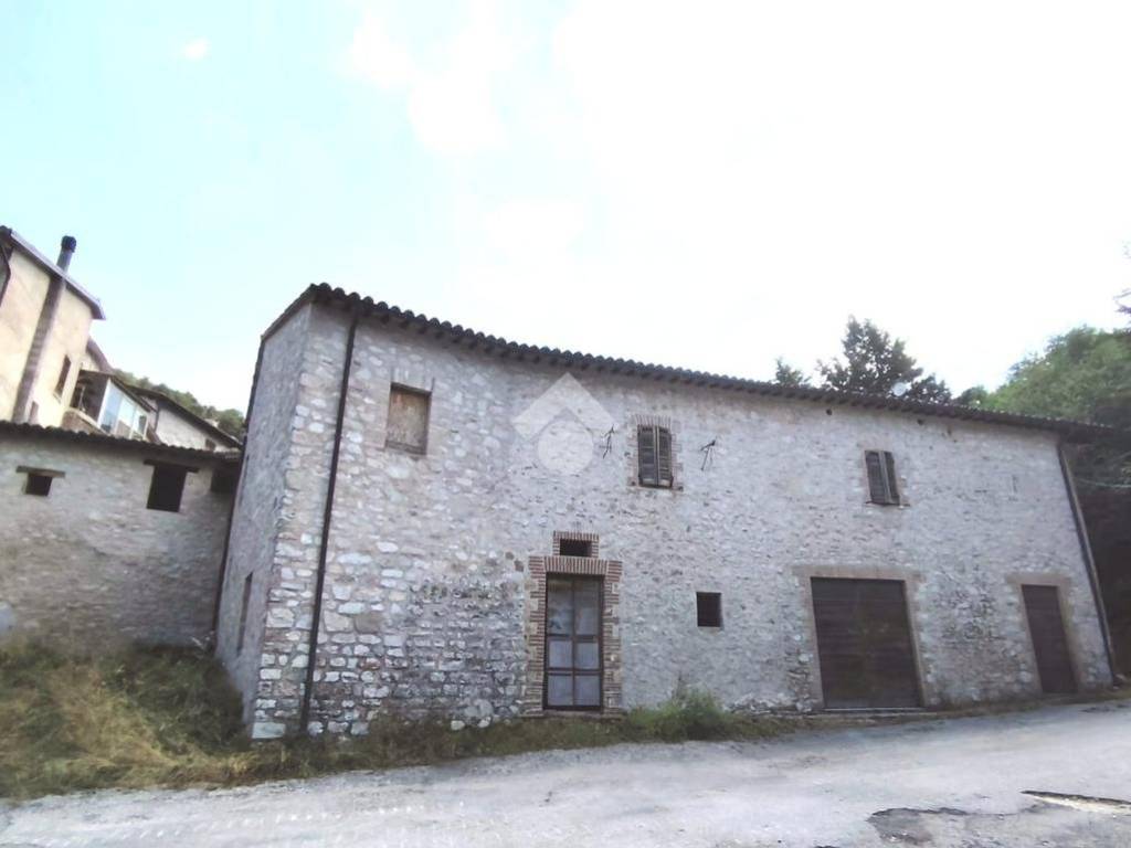 appartamento in vendita a Spoleto in zona Pompagnano