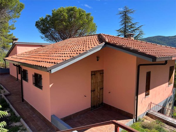 casa indipendente in vendita a Spoleto