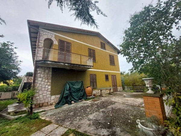 casa indipendente in vendita a Spoleto