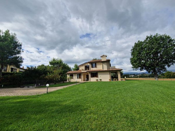 casa indipendente in vendita a Spoleto
