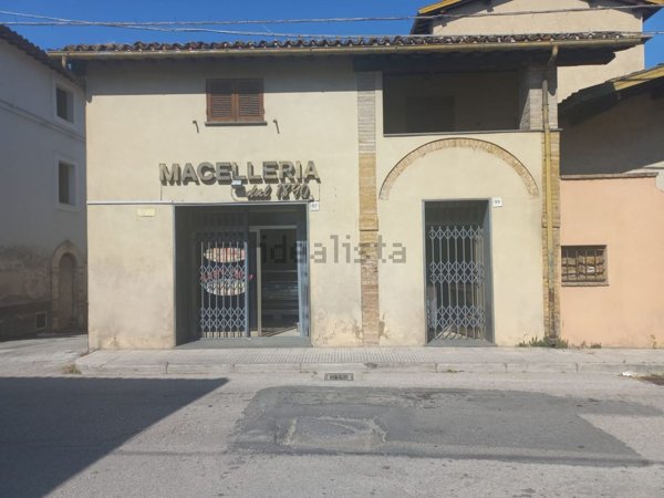 locale commerciale in vendita a Spoleto in zona San Giacomo