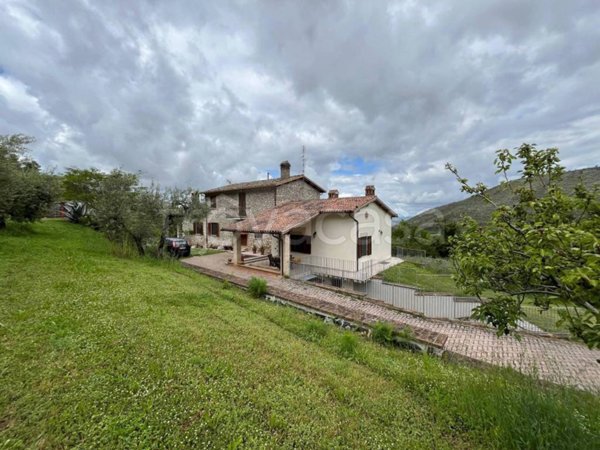 casa indipendente in vendita a Spoleto