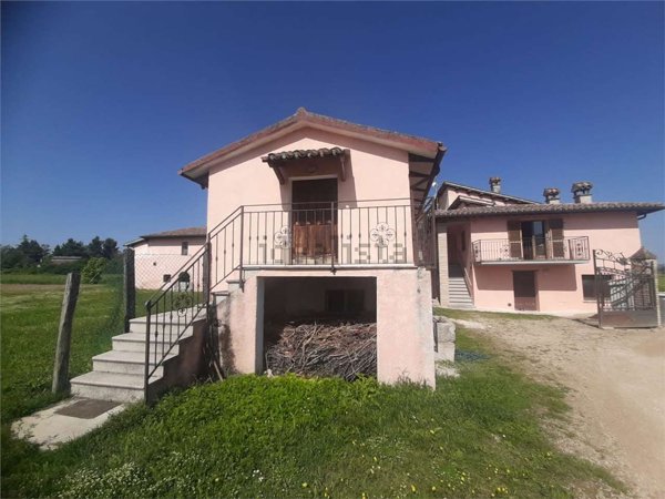 casa indipendente in vendita a Spoleto