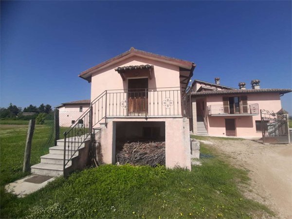casa indipendente in vendita a Spoleto