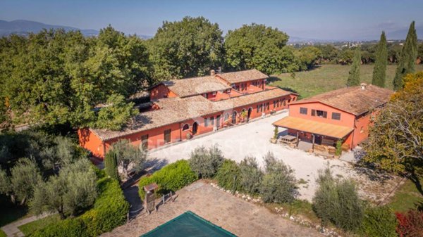 casa indipendente in vendita a Spoleto