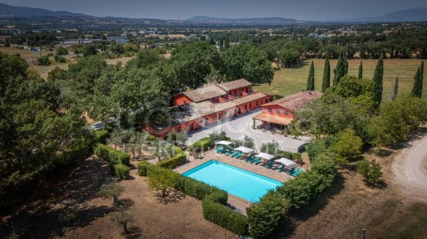 casa indipendente in vendita a Spoleto in zona Cortaccione