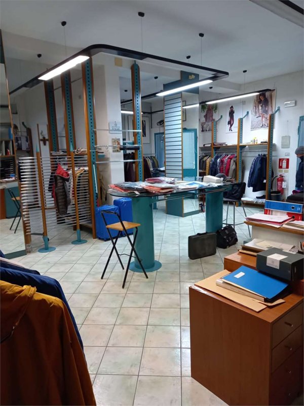 locale commerciale in vendita a Spoleto