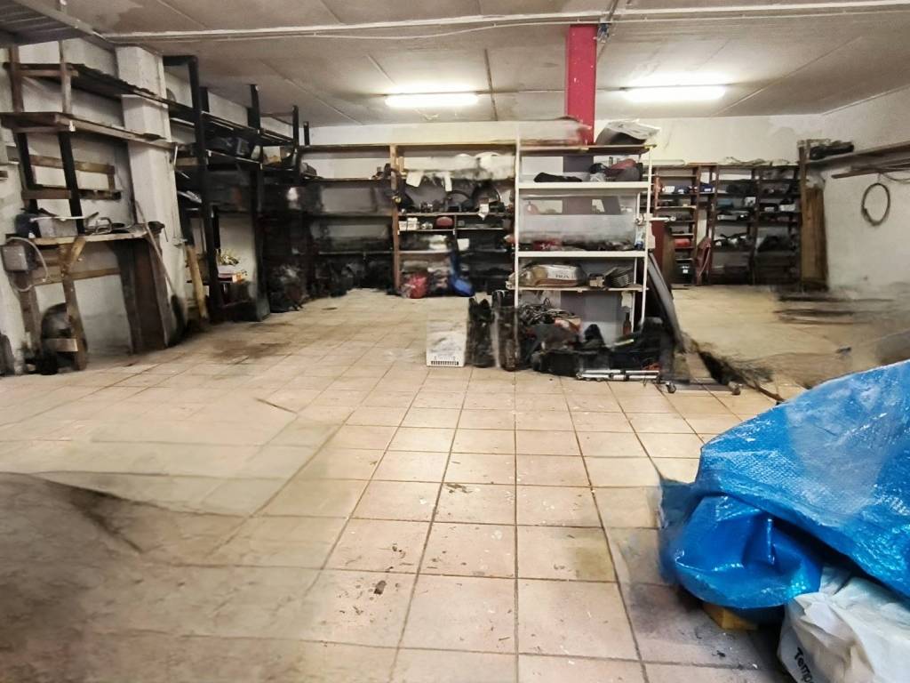 locale di sgombero in vendita a Spoleto