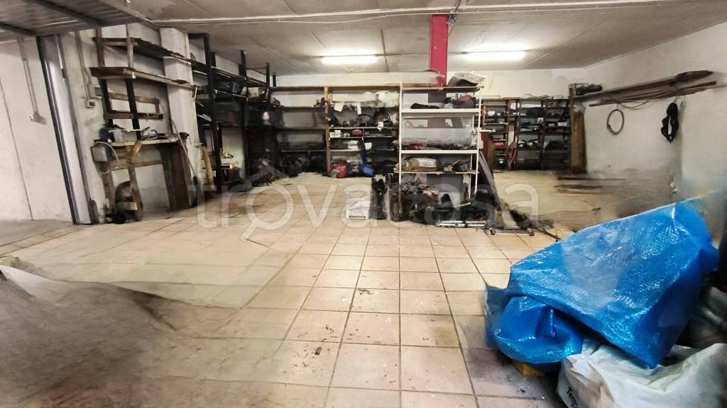 locale di sgombero in vendita a Spoleto