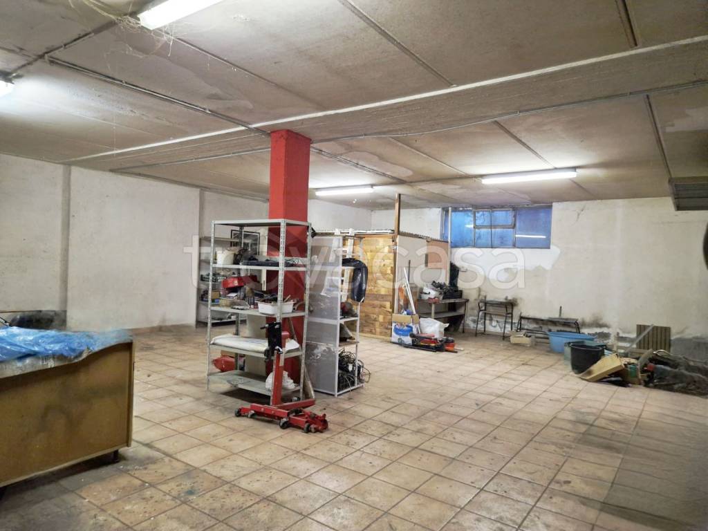 locale di sgombero in vendita a Spoleto