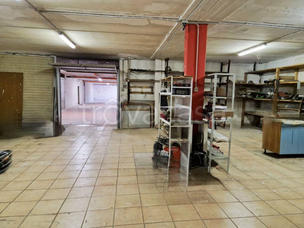 locale di sgombero in vendita a Spoleto