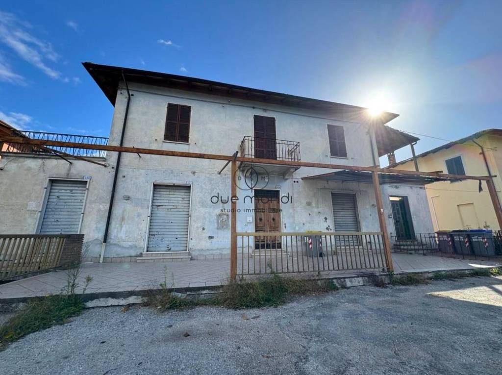 casa indipendente in vendita a Spoleto in zona Pontebari