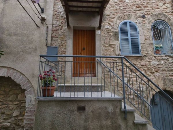 casa indipendente in vendita a Spoleto in zona Uncinano