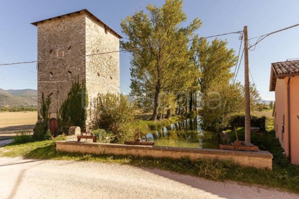 villa in vendita a Spoleto in zona Azzano