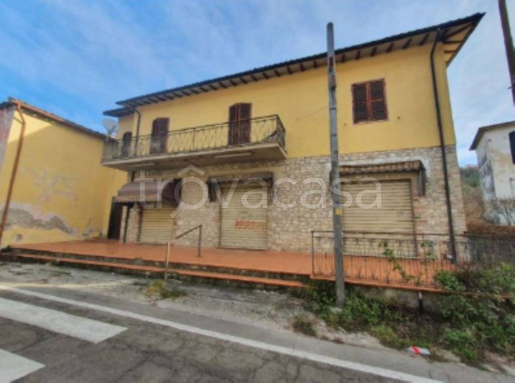 negozio in vendita a Spoleto in zona Strettura