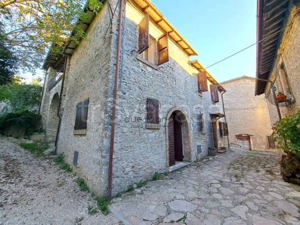 casa indipendente in vendita a Spoleto