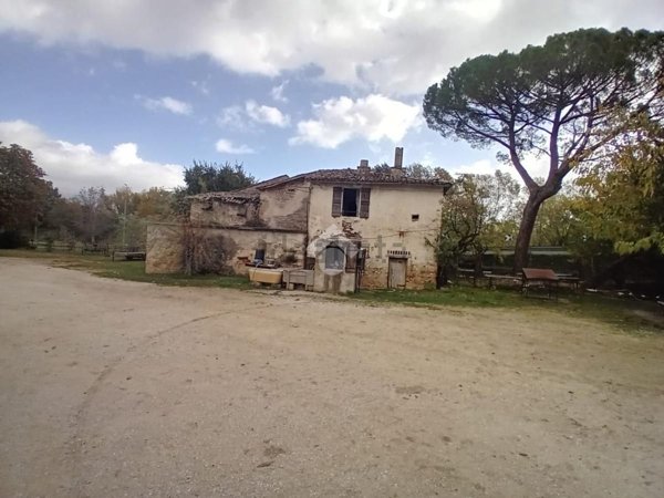 pentavano in vendita a Spoleto in zona San Giacomo