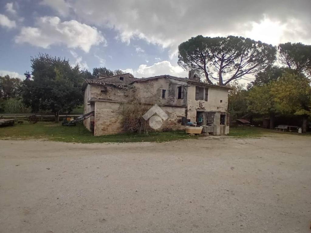 locale di sgombero in vendita a Spoleto in zona San Giacomo