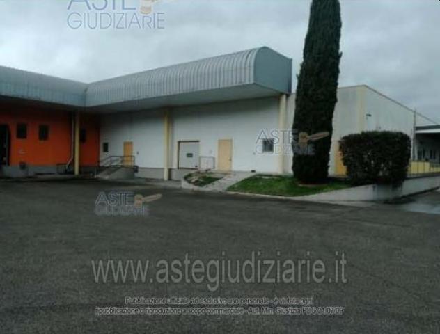 negozio in vendita a Spoleto in zona San Giovanni di Baiano