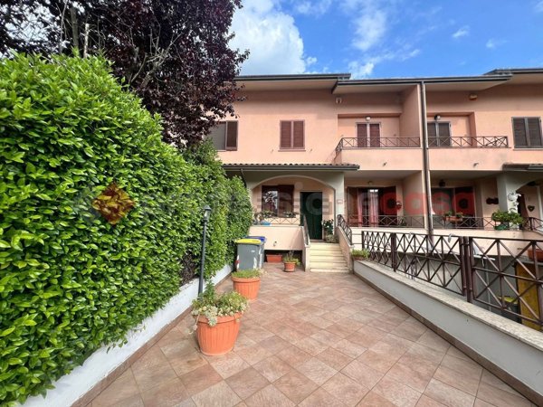 casa indipendente in vendita a Spoleto