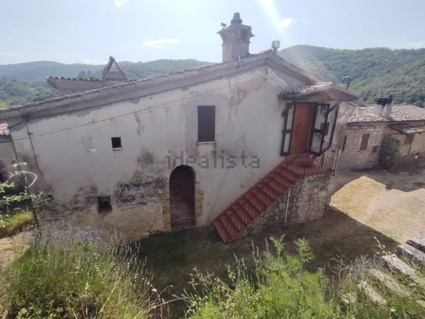 casa indipendente in vendita a Spoleto in zona Strettura