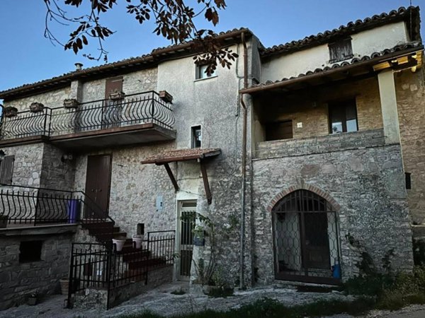 casa indipendente in vendita a Spoleto in zona Strettura