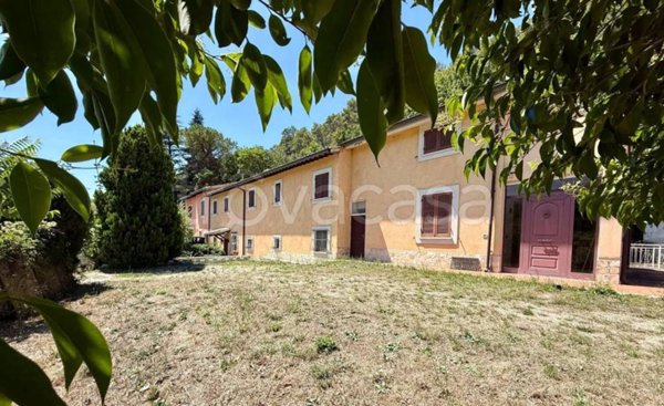 casa indipendente in vendita a Spoleto