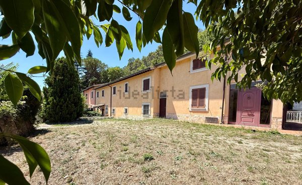 casa indipendente in vendita a Spoleto