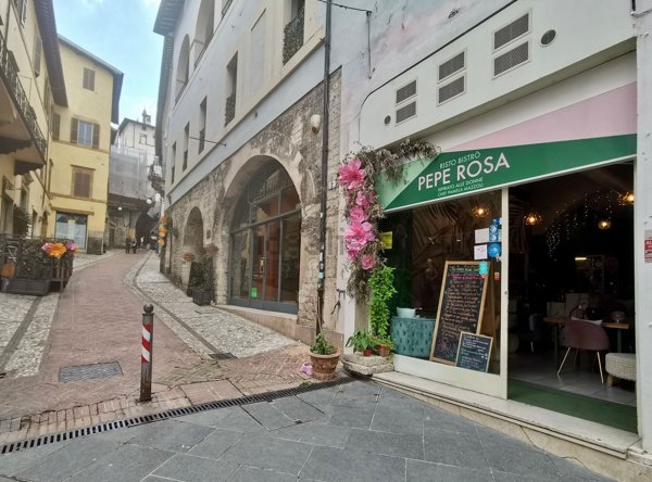 locale commerciale in vendita a Spoleto