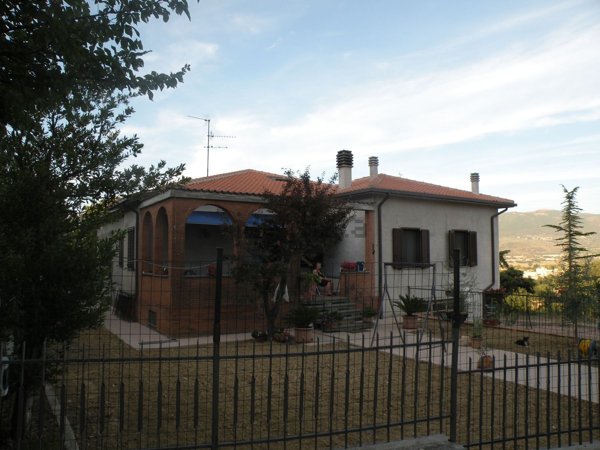 casa indipendente in vendita a Spoleto