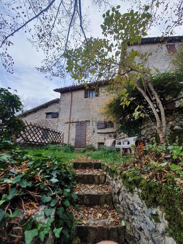 appartamento in vendita a Spoleto in zona Vallocchia