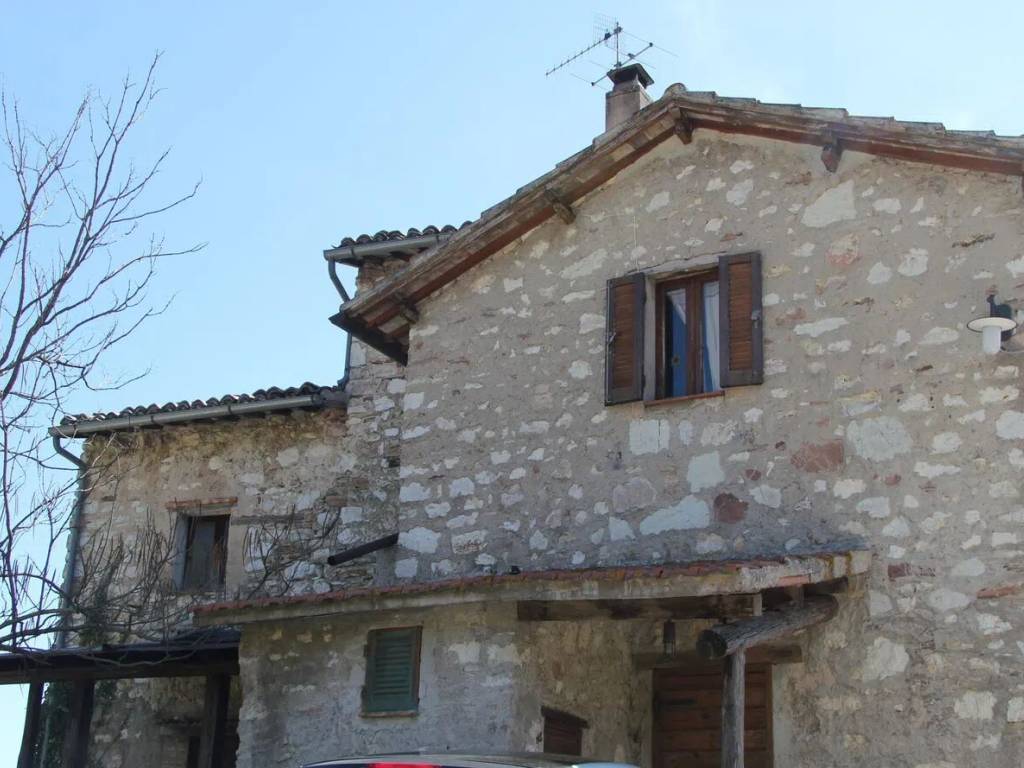 appartamento in vendita a Spoleto in zona Pompagnano