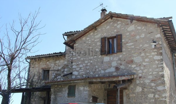 appartamento in vendita a Spoleto in zona Pompagnano