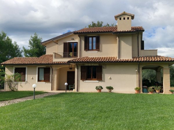 casa indipendente in vendita a Spoleto