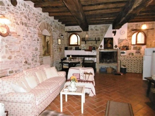 appartamento in vendita a Spoleto in zona Uncinano