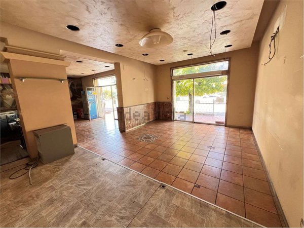 locale commerciale in vendita a Spoleto