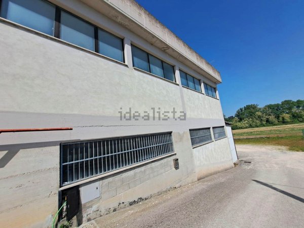 locale commerciale in vendita a Spoleto