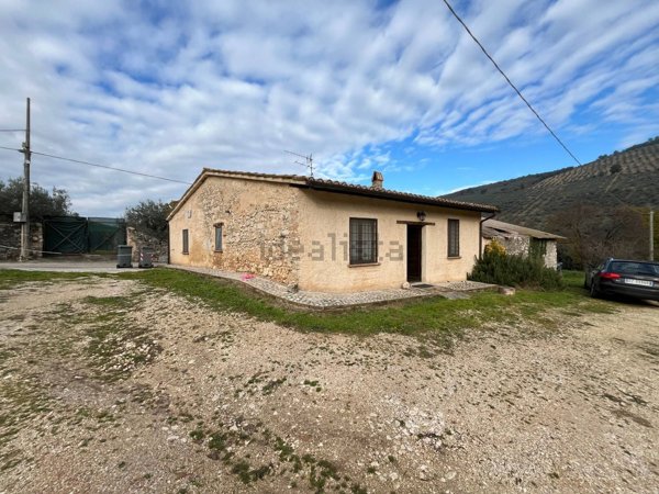 casa indipendente in vendita a Spoleto