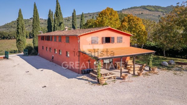 locale di sgombero in vendita a Spoleto