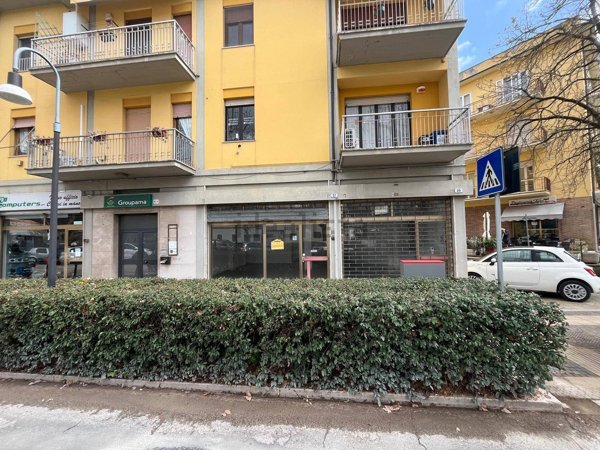 locale commerciale in vendita a Spoleto