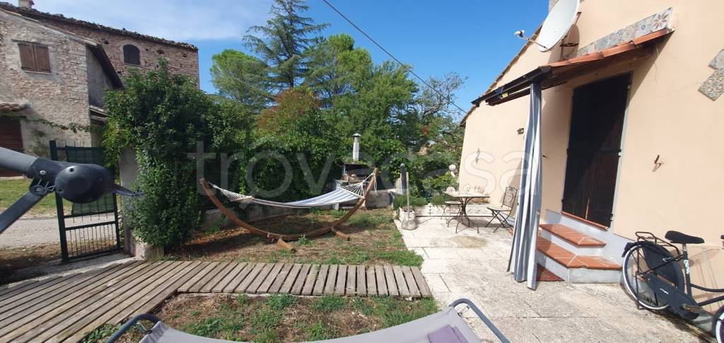 casa indipendente in vendita a Spoleto in zona Cerqueto