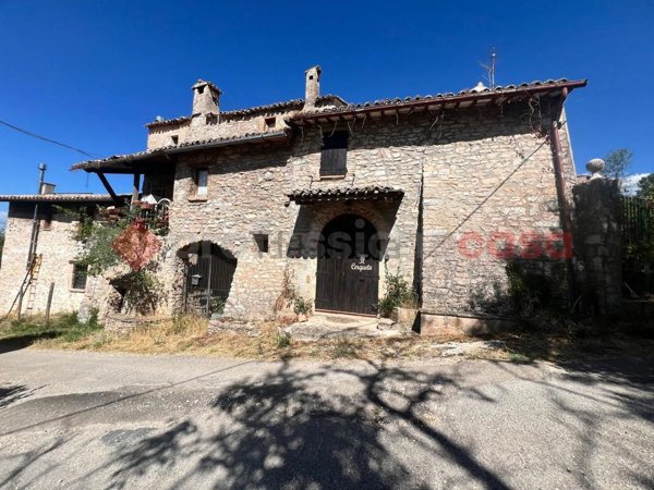 casa indipendente in vendita a Spoleto