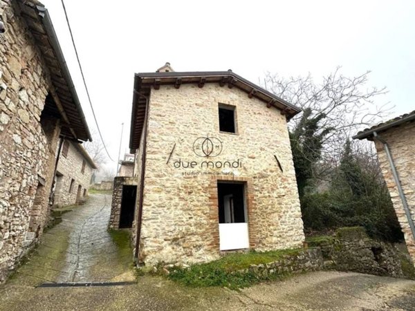 casa indipendente in vendita a Spoleto in zona Pompagnano