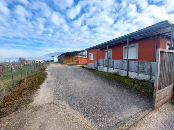 locale commerciale in vendita a Spoleto