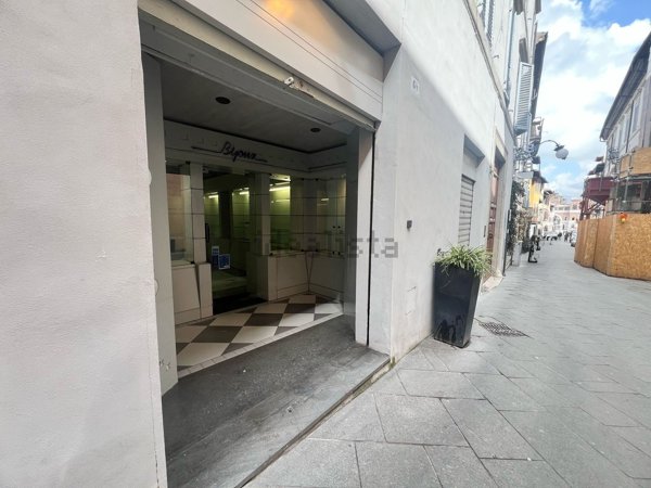 locale commerciale in vendita a Spoleto