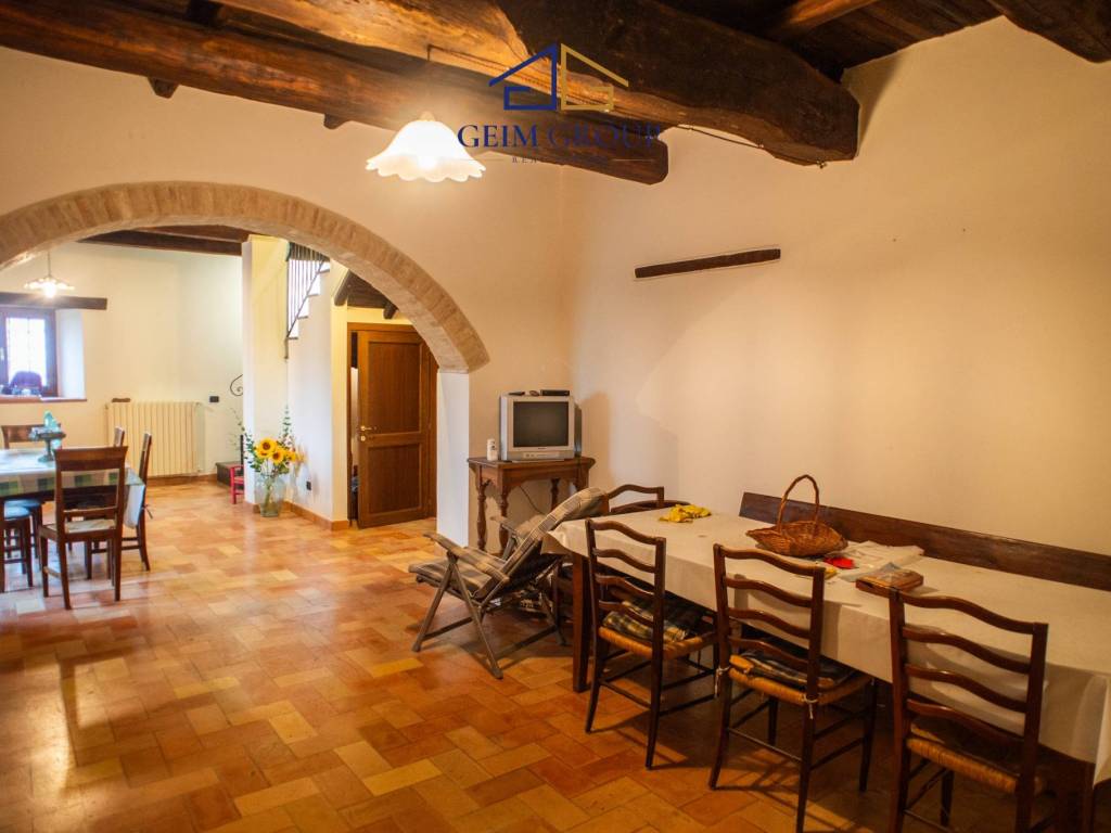 casale in vendita a Spoleto in zona Maiano