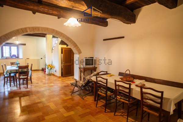 casale in vendita a Spoleto in zona Maiano