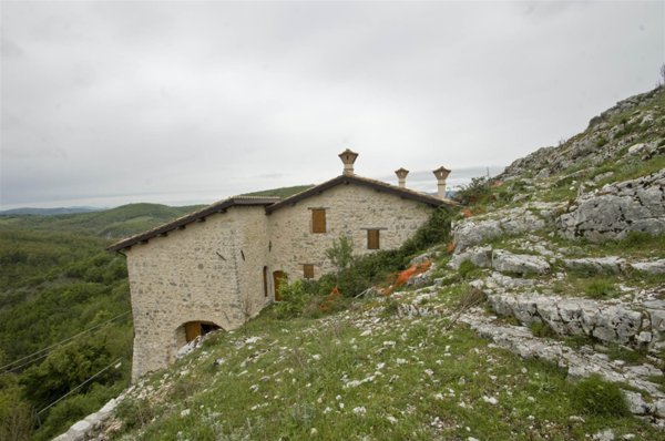 casa indipendente in vendita a Spoleto