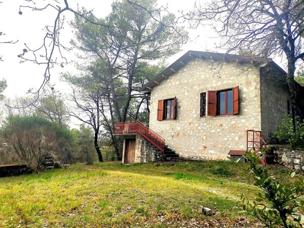 casa indipendente in vendita a Spoleto in zona Baiano
